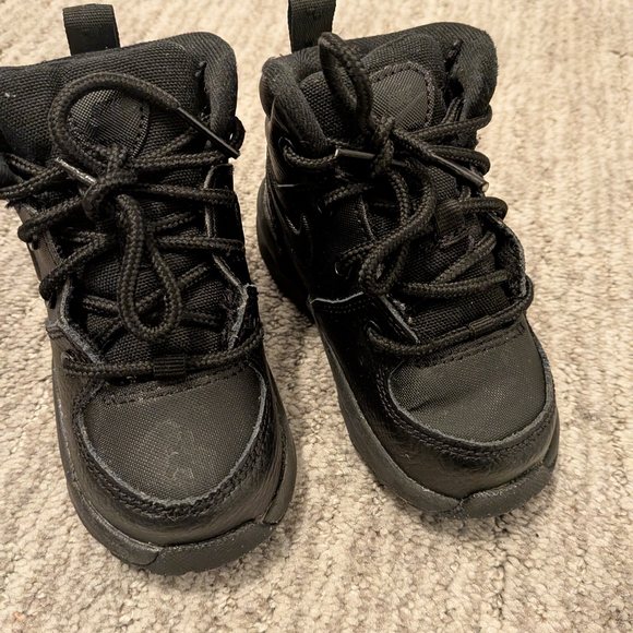 Nike Kids All-Black Sneakers ACG Size 6 - Picture 9 of 12